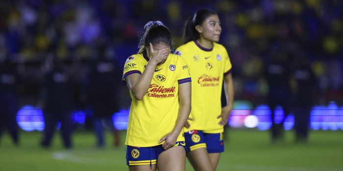 Imagen de archivo de Jana Gutiérrez (i) de América quien se lamenta tras una derrota. EFE/ Sáshenka Gutiérrez