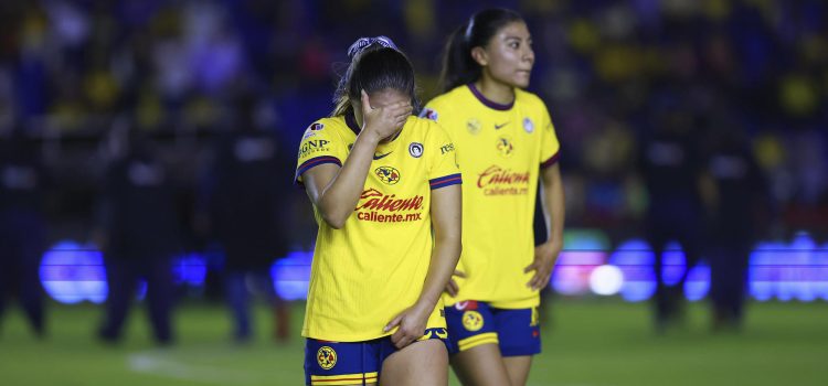 Imagen de archivo de Jana Gutiérrez (i) de América quien se lamenta tras una derrota. EFE/ Sáshenka Gutiérrez