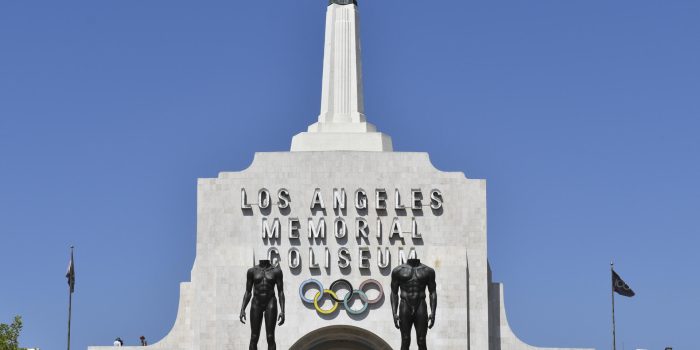 Fotografía de Mónica Rubalcava, en la que puede verse en una imagen de archivo del 16 de agosto de 2024 el Memorial Coliseum de Los Angeles. EFE/