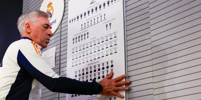 El técnico del Real Madrid, Carlo Ancelotti, sale de la sala después de ofrecer una rueda de prensa al término del entrenamiento del equipo en Valdebebas (Madrid). EFE/ Javier Lizón