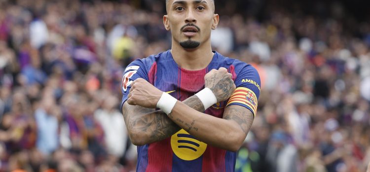 El delantero brasileño del FC Barcelona Raphinha celebra tras anotar el 1-0 durante el partido de LaLiga entre el Barcelona y el Sevilla disputado en el Camp Nou en Barcelona, este domingo. EFE/ Alberto Estevez
