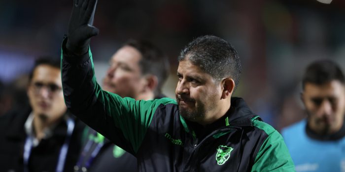 Fotografía de archivo del 9 de septiembre 2025 del entrenador de la selección de fútbol de Bolivia, Óscar Villegas, durante un partido frente a Brasil en El Alto (Bolivia). EFE/Luis Gandarillas