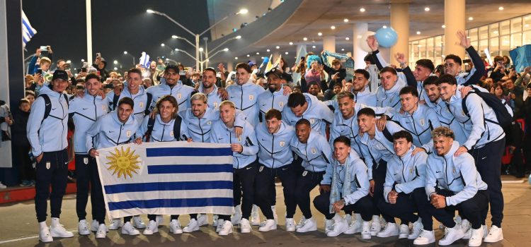 alt ¡CELESTE EN ALERTA! uruguayos Valverde, Núñez y Araújo retan al saudí Al-Dawsari