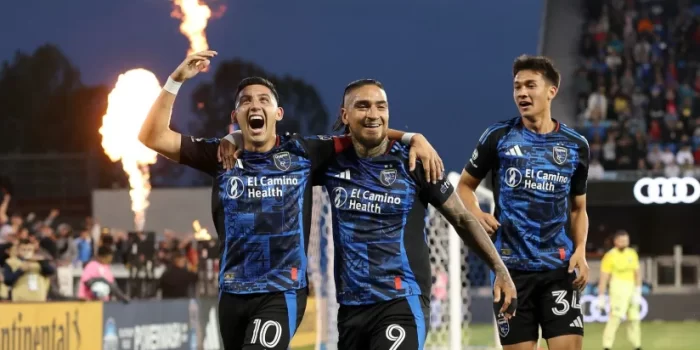 Cristian 'Chicho' Arango celebra con Cristian Espinoza en San Jose Earthquakes 2025